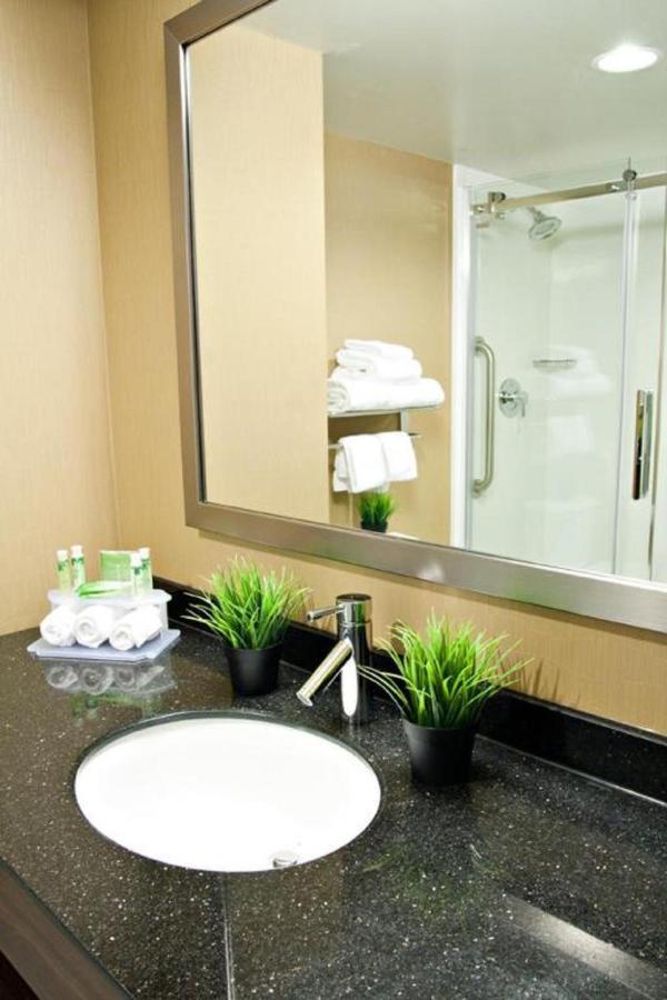 Holiday Inn Express Pembroke By Ihg Exterior photo